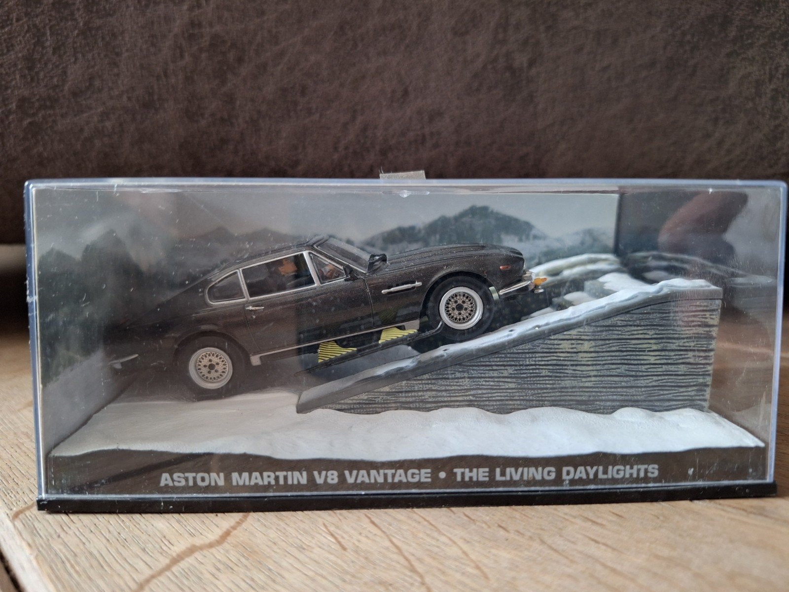 Aston Martin V8 Vantage The Living Daylights modelauto, Verzamelen, Ophalen, Zo goed als nieuw, Auto's