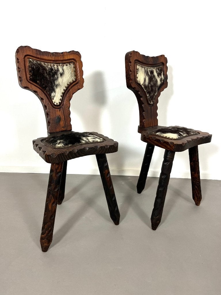 brutalistische Spaanse driepoot stoeltjes uit de jaren 60, Huis en Inrichting, Stoelen, Ophalen, Gebruikt, Bruin, Twee