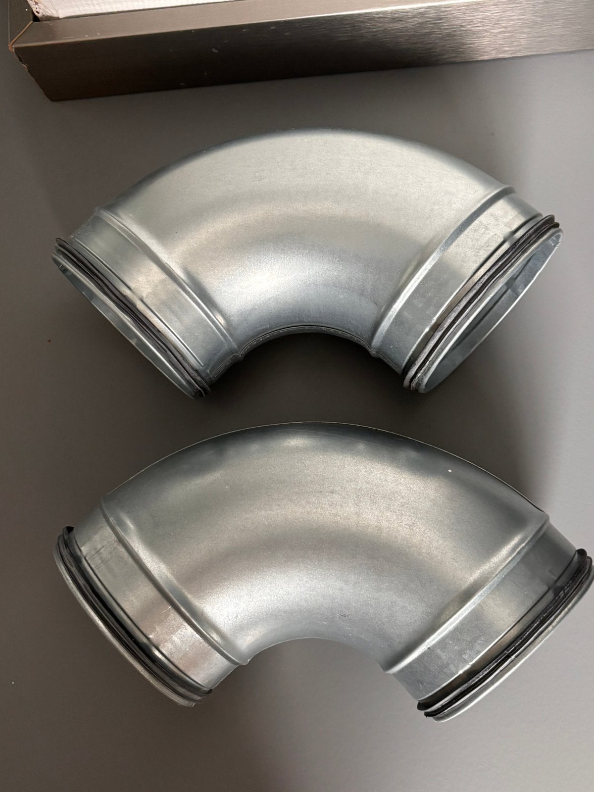 Twee metalen bochten voor ventilatie, Doe-het-zelf en Verbouw, Buizen en Afvoer, Overige materialen, Bochten, Nieuw, Ophalen of Verzenden