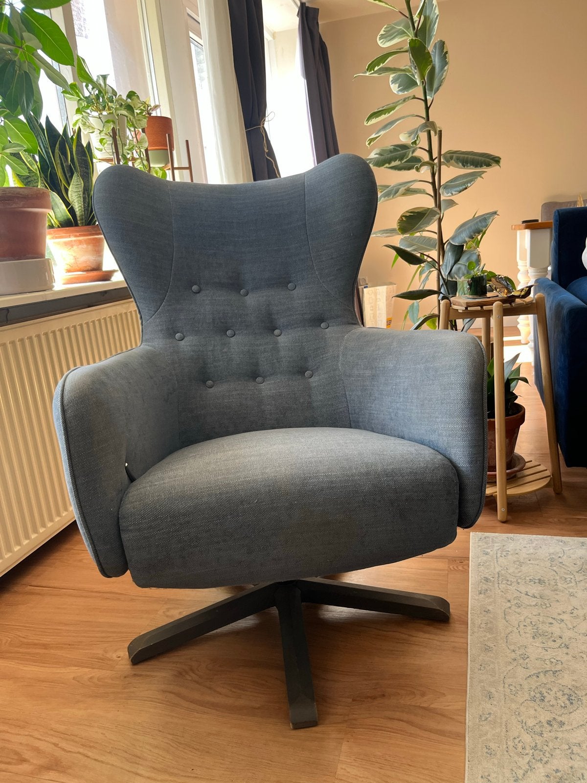 Lichtblauwe draaibare en verstelbare fauteuil, Ophalen, Zo goed als nieuw, Stof, 75 tot 100 cm