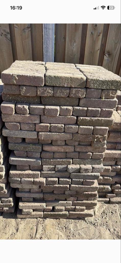 Gratis af te halen - Ca. 25m2 aan betonnen klinkers, Tuin en Terras, Ophalen, Gebruikt, Klinkers, 10 m² of meer