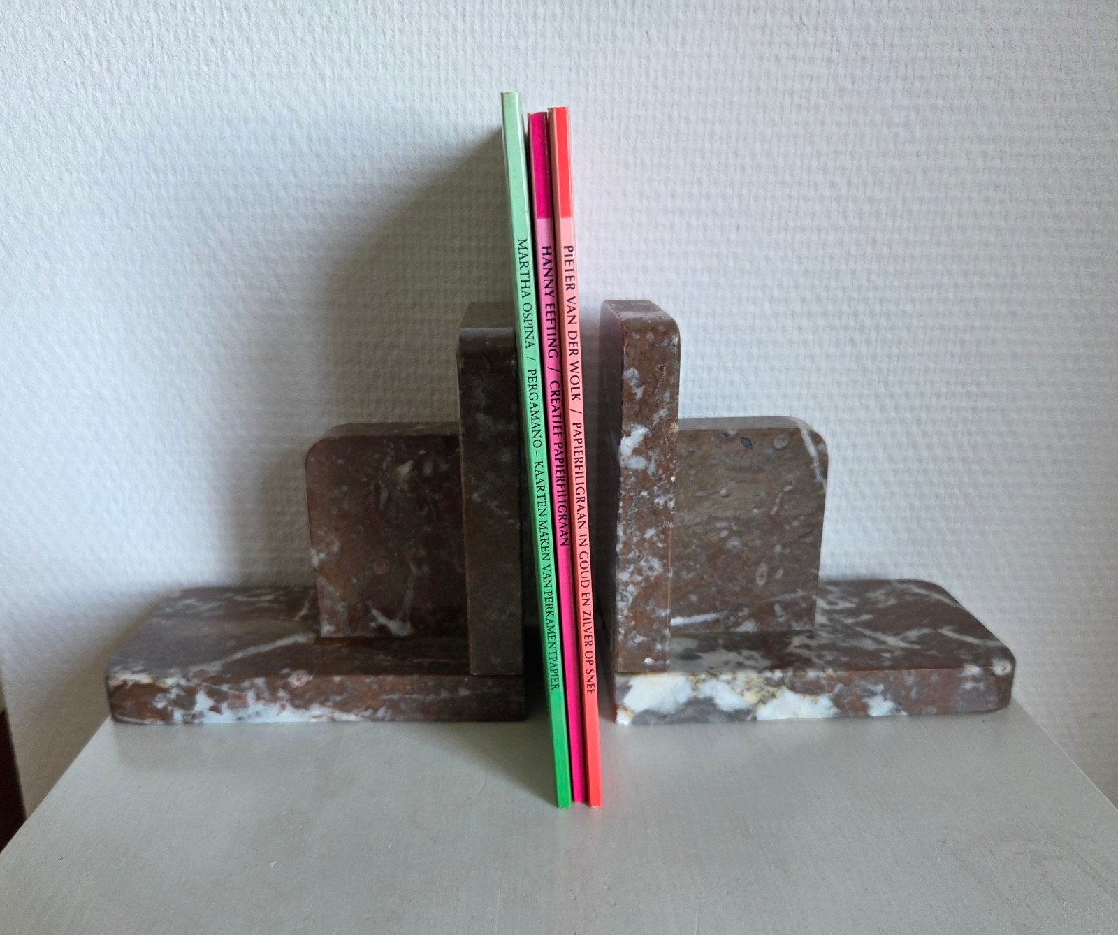 Rood marmeren boekensteunen, Ophalen of Verzenden, 25 tot 50 cm, 50 tot 100 cm, Minder dan 100 cm