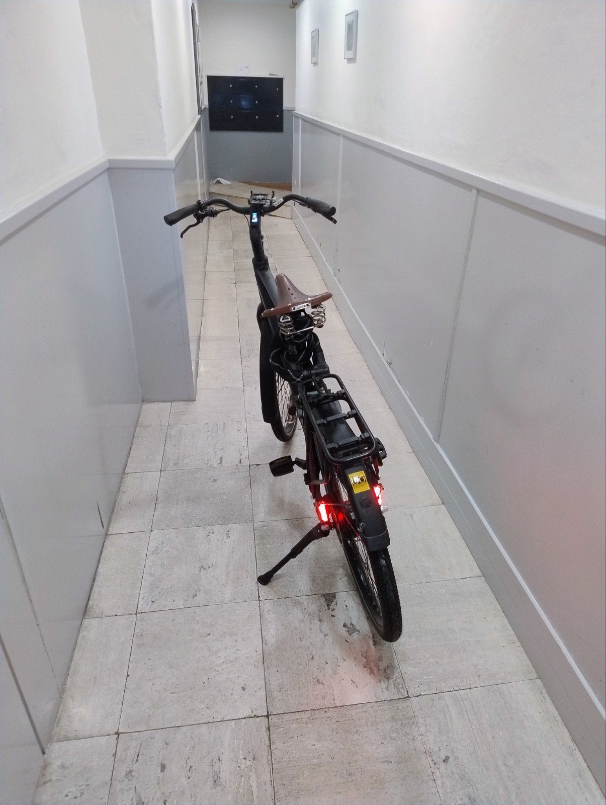 bixbie  E-bike met Brooks zadel en telefoonhouder