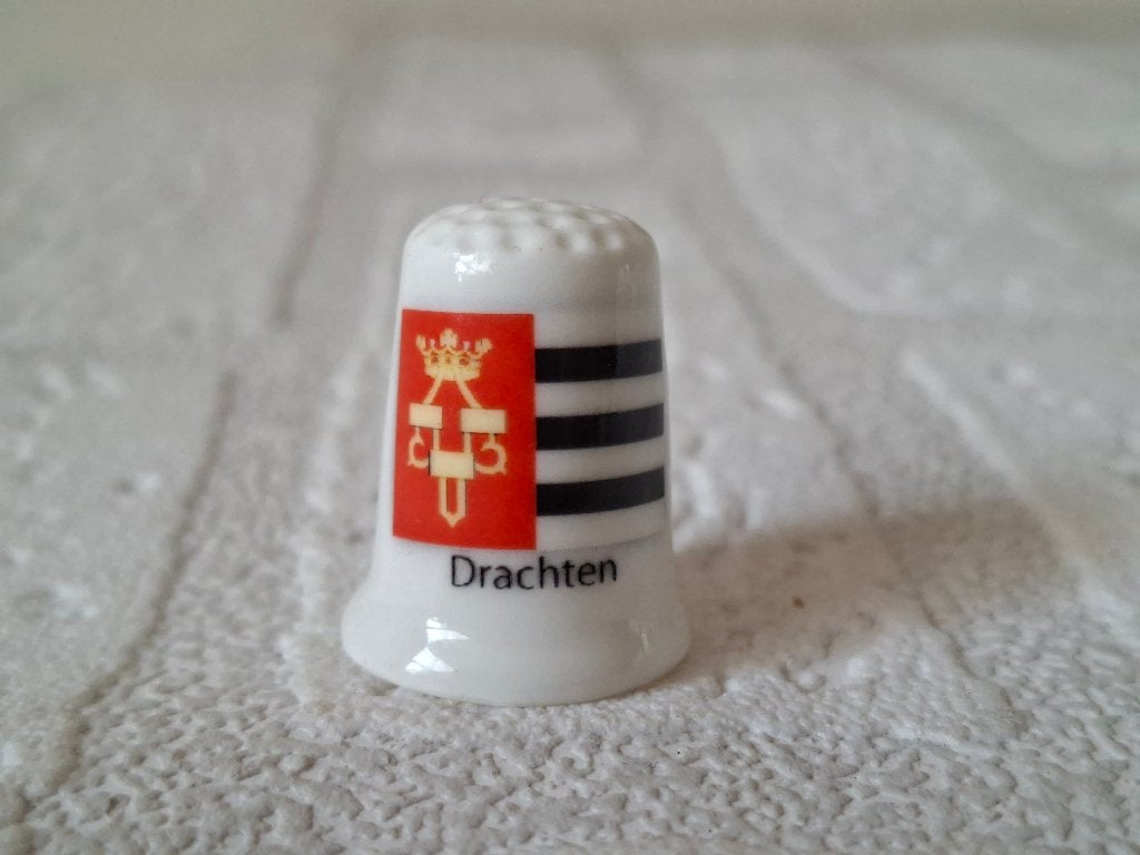 Vlag van Drachten Porselein Vingerhoedje, Ophalen of Verzenden, Nieuw, Porselein, Nederland