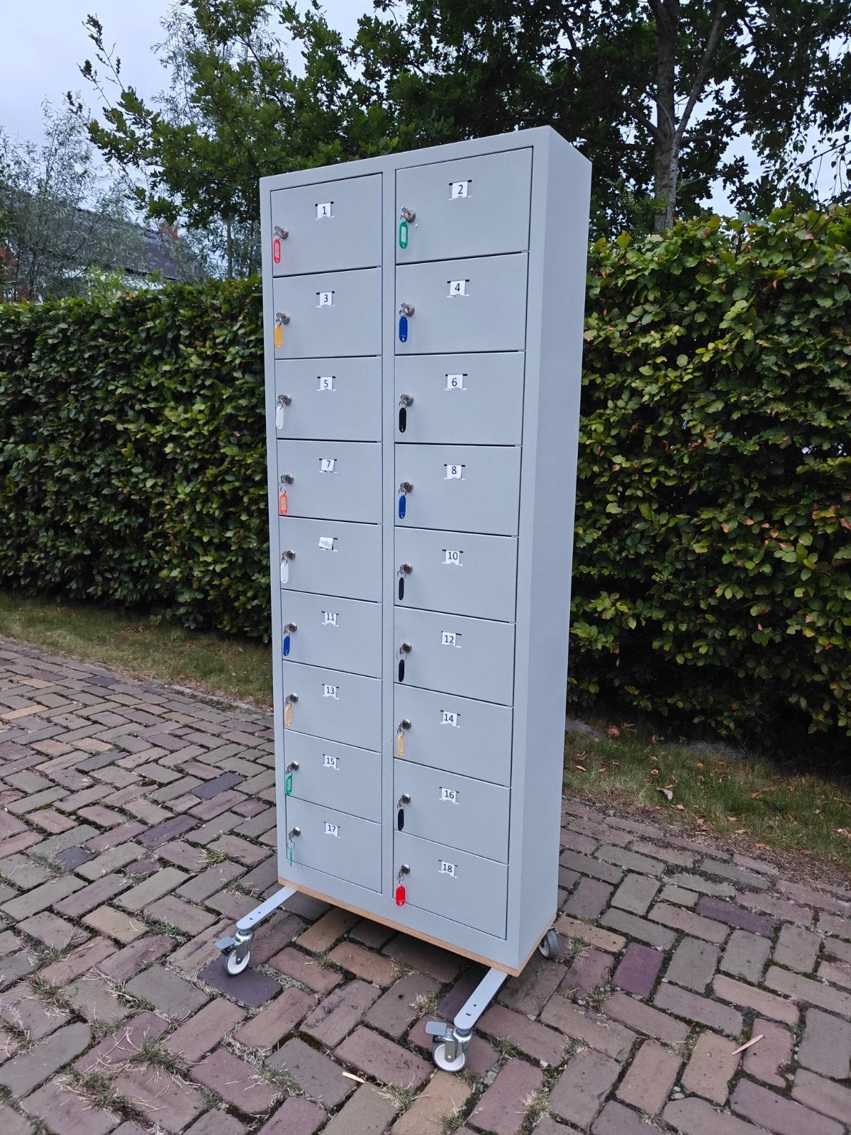Kluisjes lockerkast 18 vaks metaal met sleutels ZGAN, Ophalen, Zo goed als nieuw