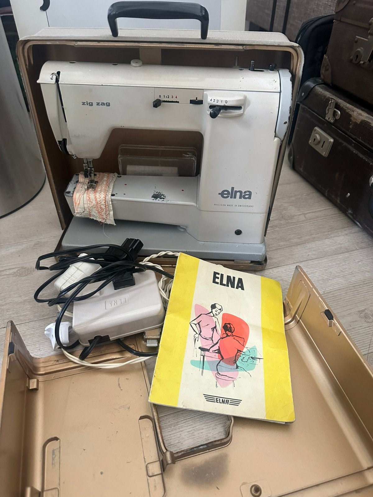 Zeer oude naaimachine in ijzeren koffer. Merk Elna, Hobby en Vrije tijd, Ophalen, Gebruikt, Naaimachine, Overige merken