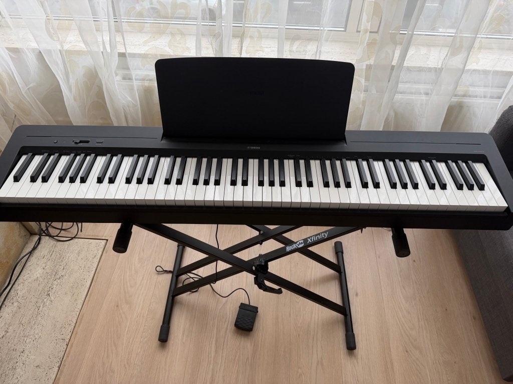 Yamaha digitale piano - 88 toetsen+standaard en pedaal, Ophalen, Zwart, Digitaal, Zo goed als nieuw