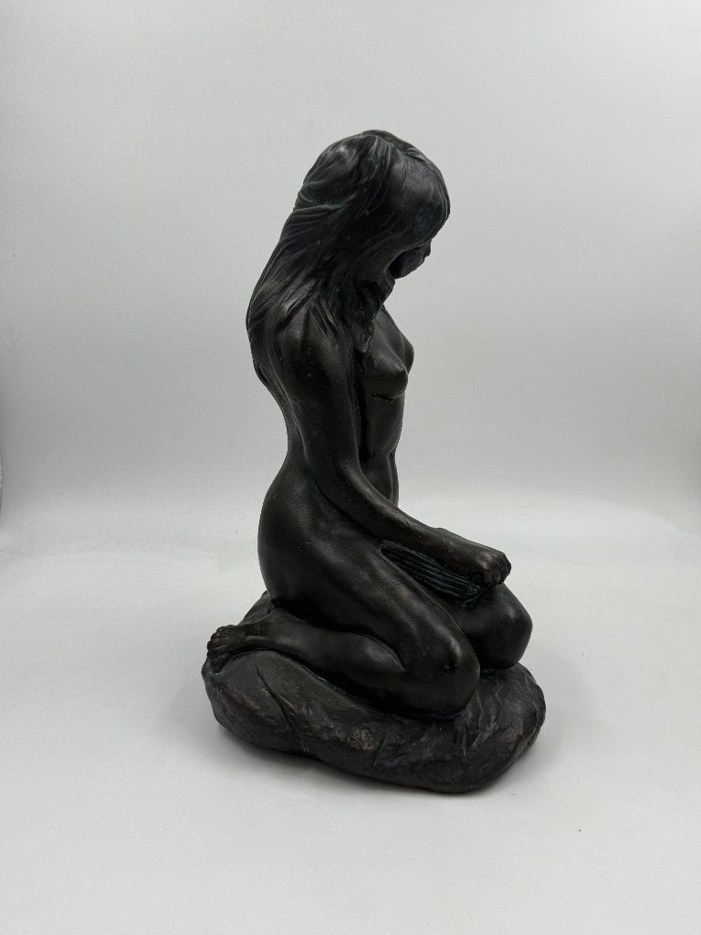 Beeld lezende naakte vrouw – vrouw met boek, Ophalen of Verzenden, Handgemaakt, 20 - 50 cm, Steen of Keramiek
