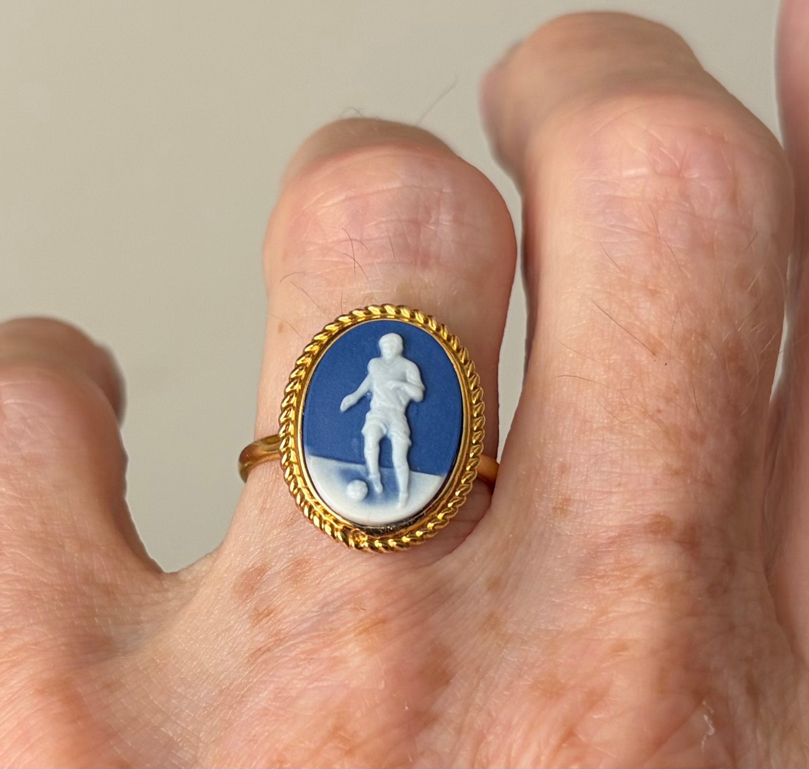 Zilveren ring verguld, met voetbal camee., Ophalen of Verzenden, Nieuw, Overige binnenlandse clubs, Overige typen