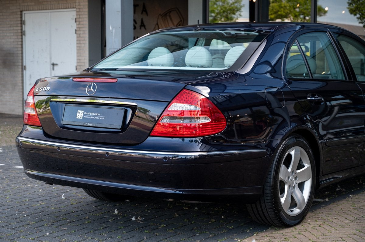 Mercedes-Benz E-Klasse E500 W211 (bj 2003, automaat), Auto's, Mercedes-Benz, Gebruikt, 8 cilinders, Blauw, Leder