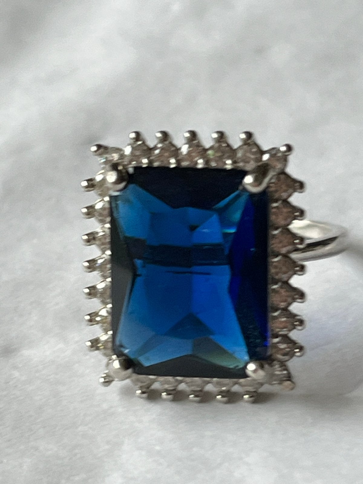 Zilveren ring met blauwe en witte saffier, maat 17,5, Zo goed als nieuw, 17 tot 18, Met edelsteen, Dame