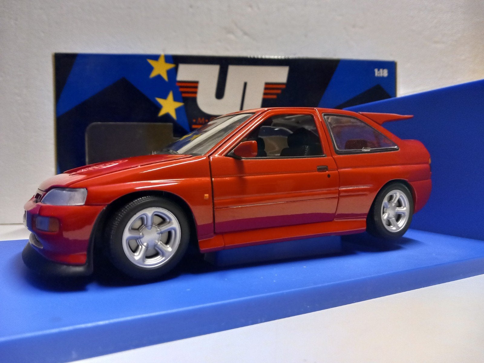 Ford Escort Cosworth rood UT Models metal 1:18 KRD, Hobby en Vrije tijd, Modelauto's | 1:18, Ophalen of Verzenden, Zo goed als nieuw