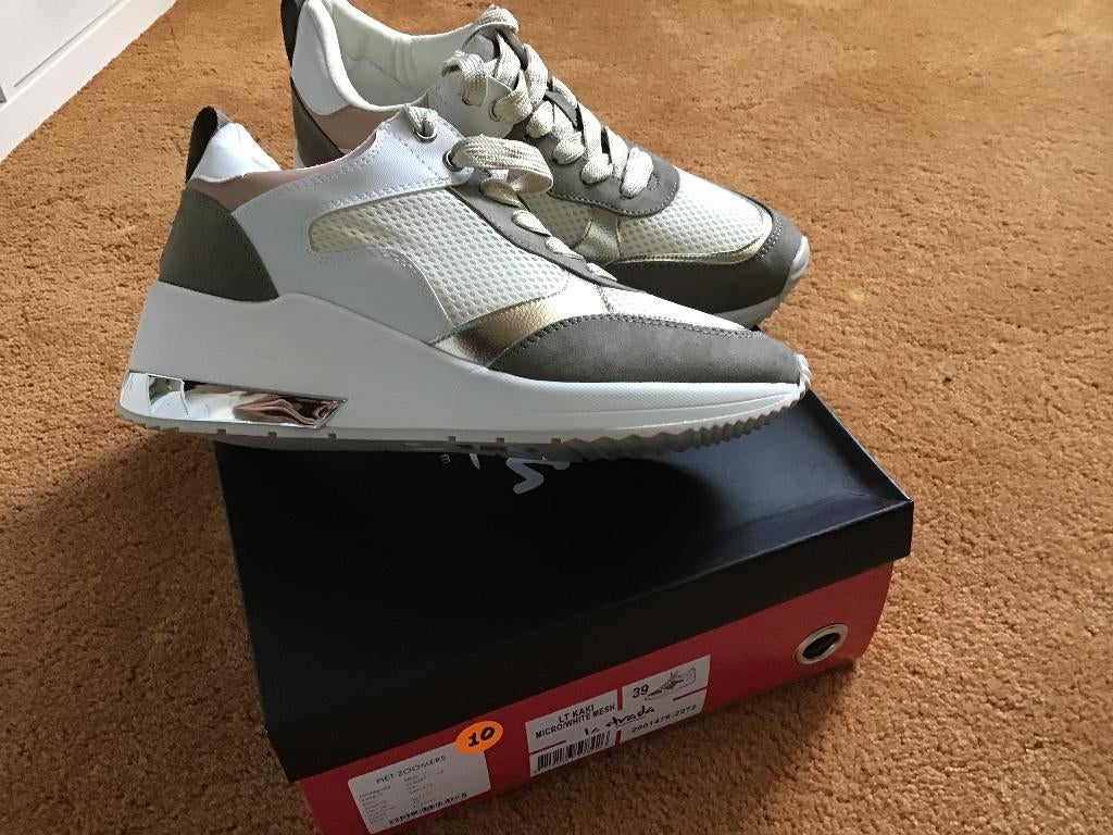 Nieuwe sneakers ecru/kaki La Strada mt. 39, Beige, Nieuw, Ophalen of Verzenden, Sneakers of Gympen