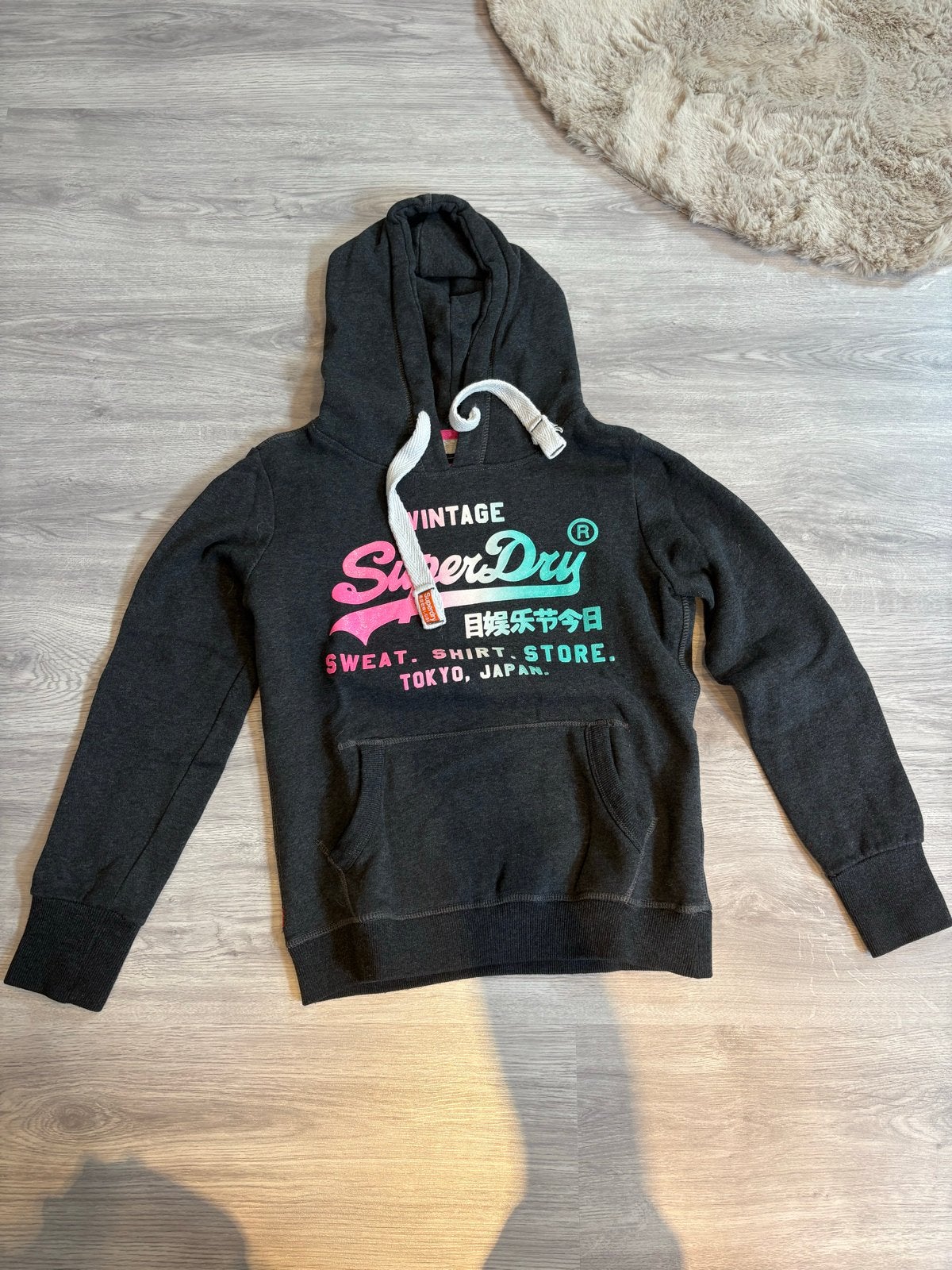 Superdry hoodie met logo - Maat S, Kleding | Dames, Truien en Vesten, Ophalen of Verzenden, Gedragen, Maat 36 (S), Grijs
