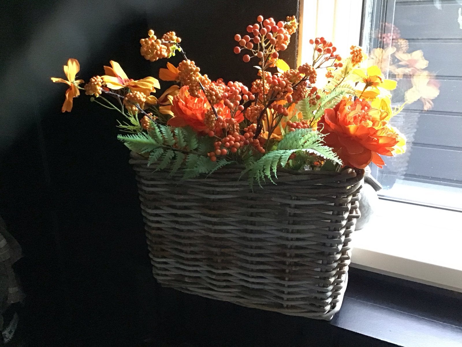 Kunstbloemstuk in rieten mand - Herfstkleuren, Binnen, Ophalen of Verzenden, Zo goed als nieuw, Kunststof