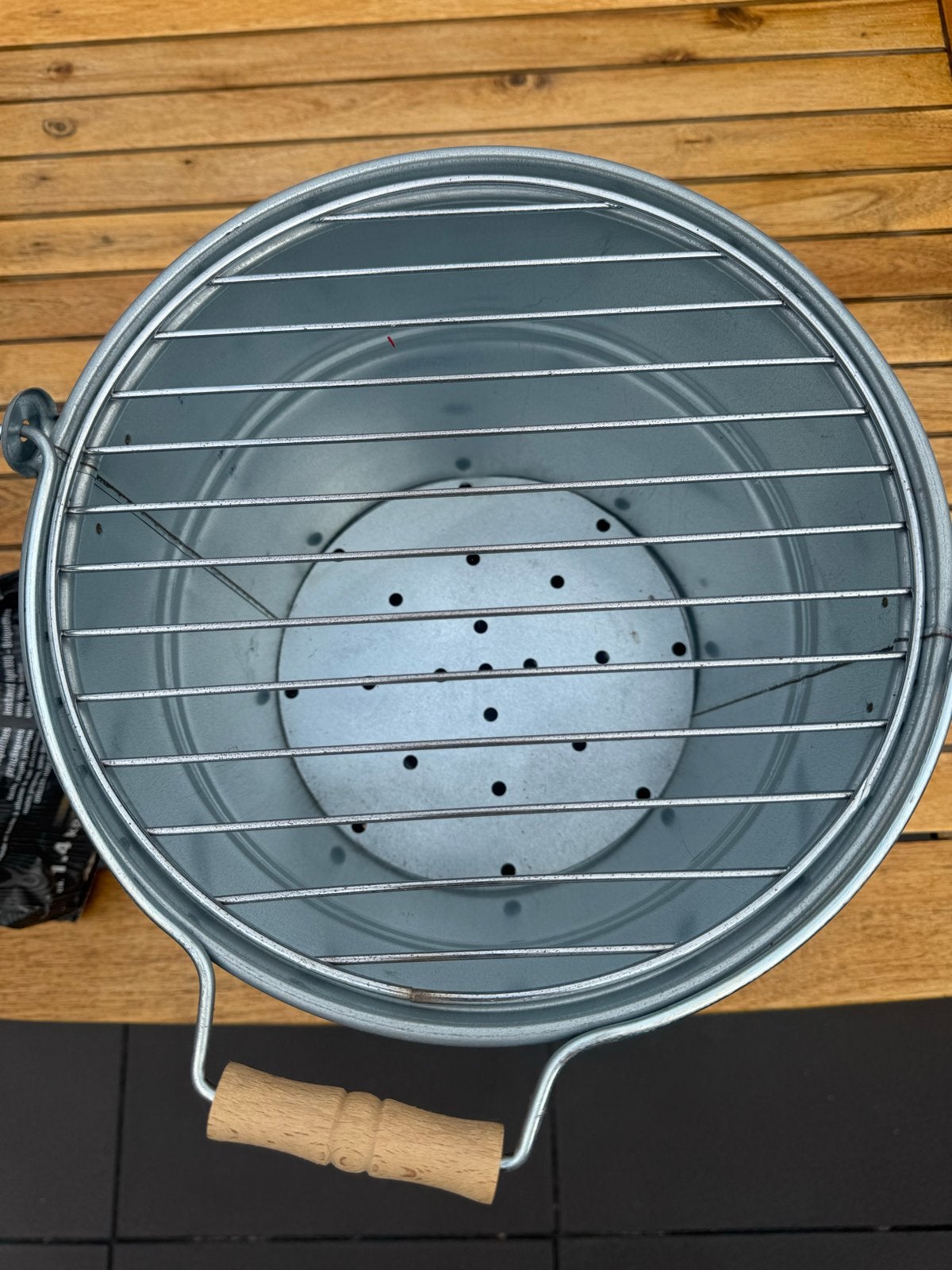 Compacte BBQ emmer met grillrooster en houtskool, Ophalen, Zo goed als nieuw