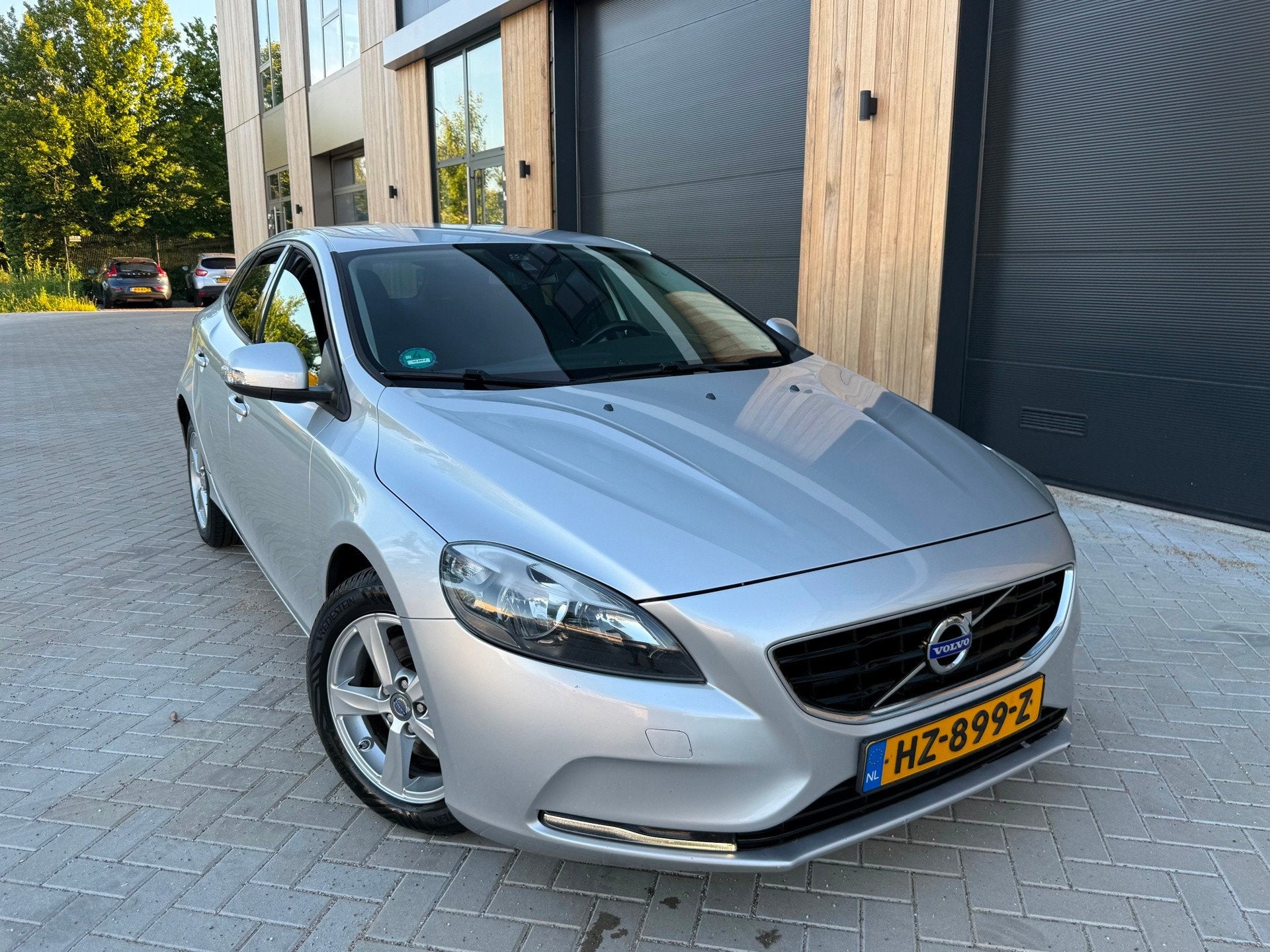 Volvo V40 1.6 D2 Momentum (bj 2014) AUTOMAAT/CLIMA/LED/PARK-, Auto's, Volvo, Euro 5, Stof, Gebruikt, Zwart