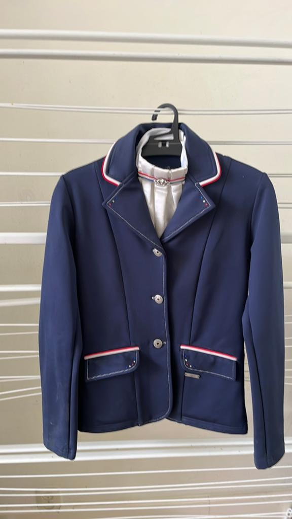 Mooi QHP wedstrijdjasje met plastron en speld, maat 152, Dieren en Toebehoren, Paardrijkleding, Kinderen, Dressuur, Ophalen of Verzenden