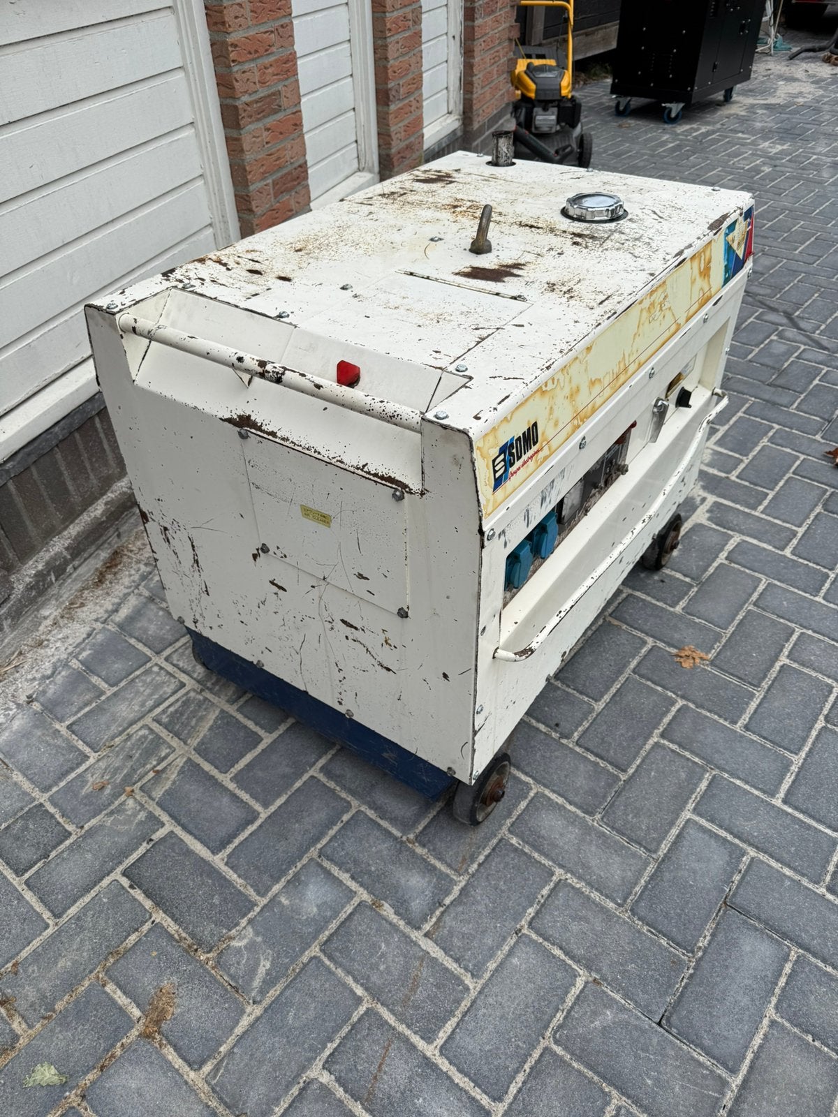 Diesel aggregaat SDMO met werk, Ophalen, Dieselolie, Zo goed als nieuw, .