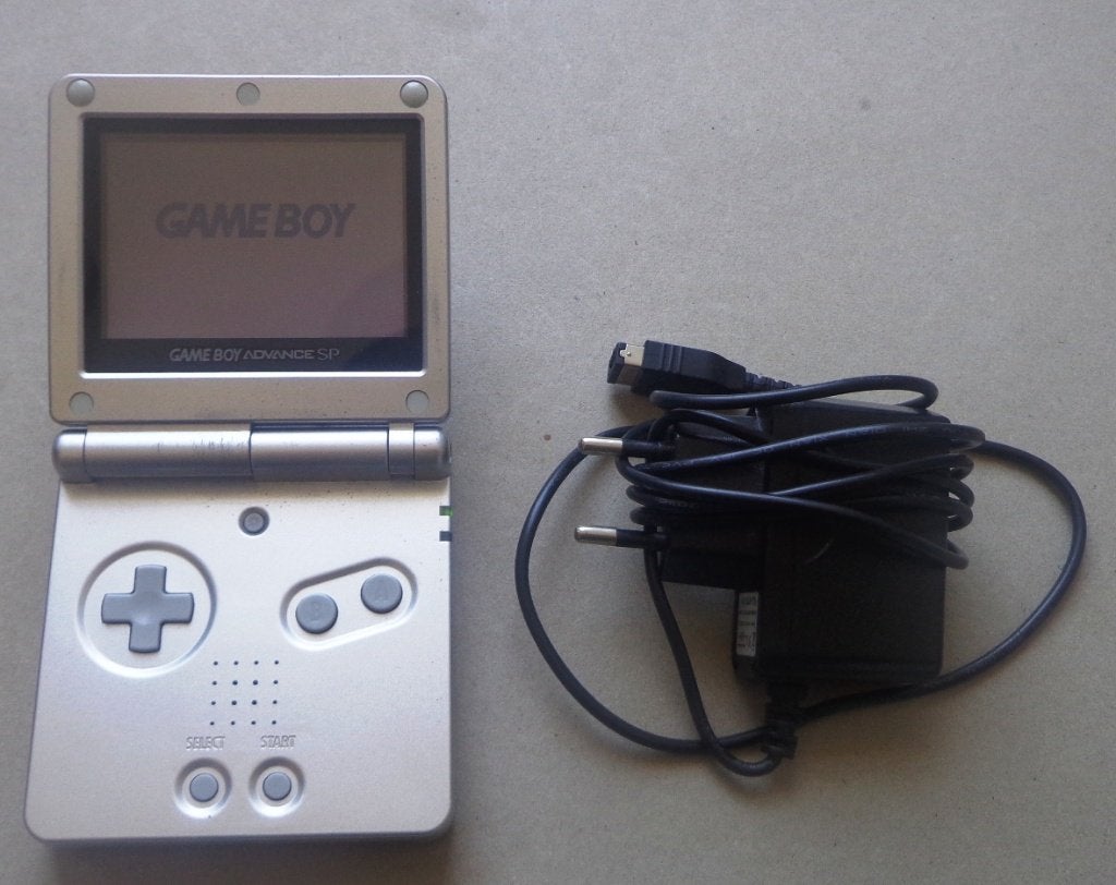 Gameboy Advance SP Silver + oplader, Ophalen of Verzenden, Gebruikt, Game Boy Advance SP