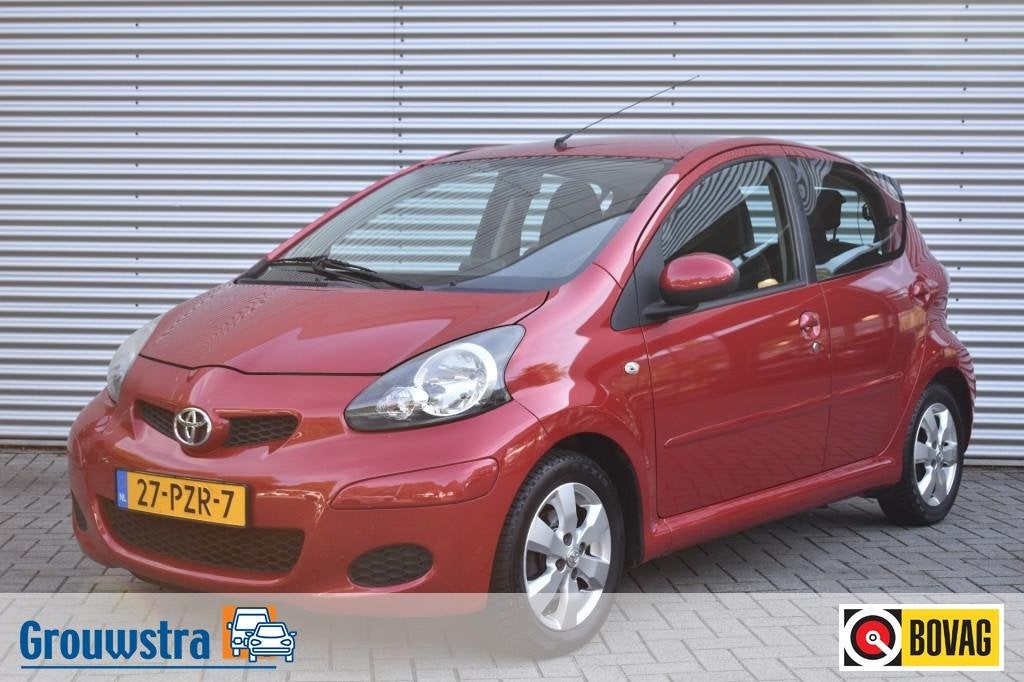 Toyota AYGO 1.0-12V ASPIRATION RED NAVIGATOR / AIRCO / LMV /, Voorwielaandrijving, Elektrische ramen, 4 stoelen, 68 pk