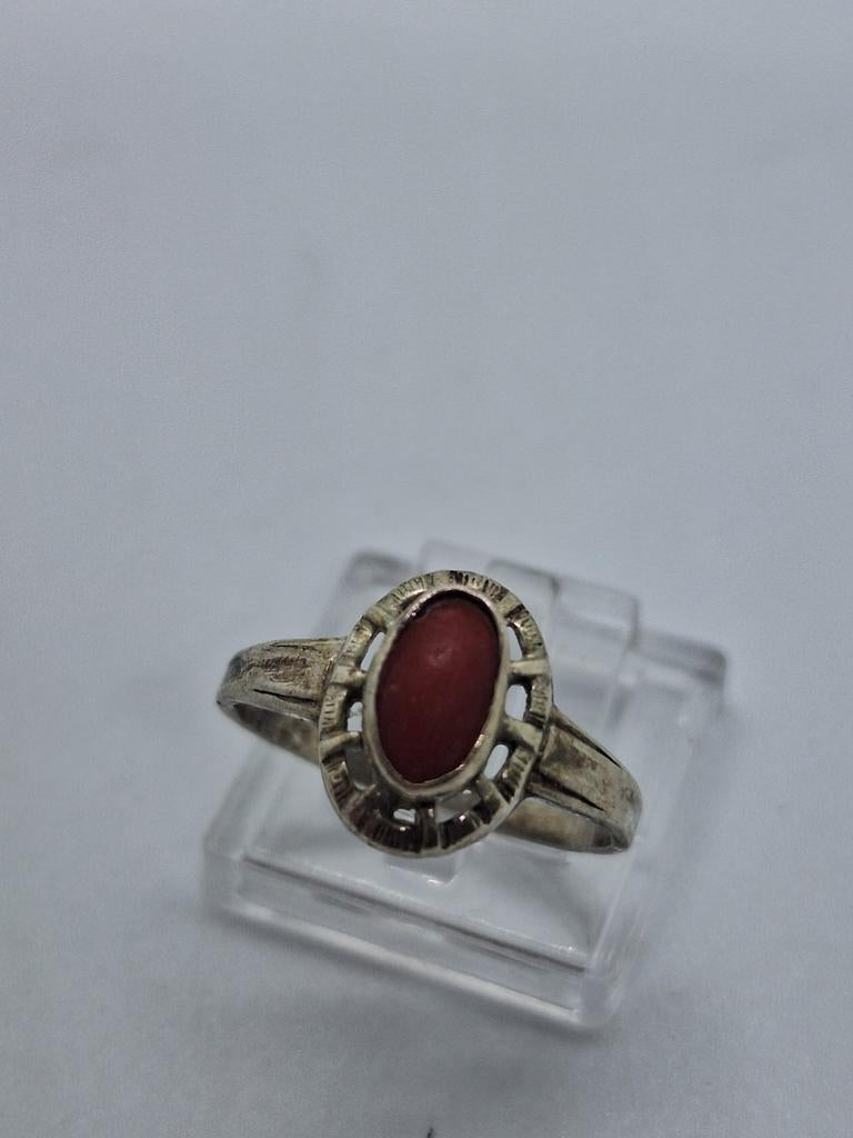 Zilveren ring met bloedkoraal, maat 17.75, 835 zilver, Ophalen of Verzenden, 17 tot 18, Met edelsteen, Dame