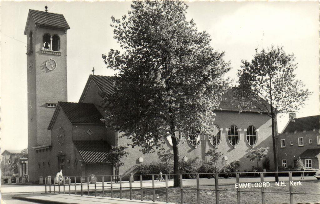 Emmeloord, N.H. Kerk - volk - 1964 gelopen, Verzamelen, Ansichtkaarten | Nederland, Ophalen of Verzenden, Voor 1920, Gelopen, Noord-Brabant