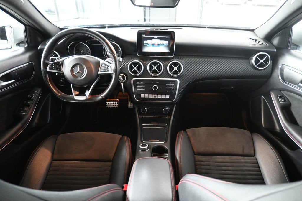 Mercedes-Benz A-Klasse 160 Ambition AMG Automaat Navigatie L, Auto's, Gebruikt, 4 cilinders, Met garantie (alle), Leder en Stof