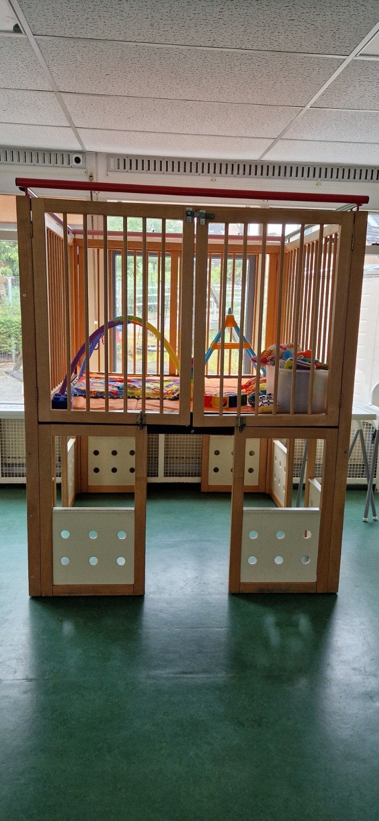 Houten box (kinderopvang) met deurtjes en speelruimte onder, Kinderen en Baby's, Ophalen, Gebruikt, Rechthoekig
