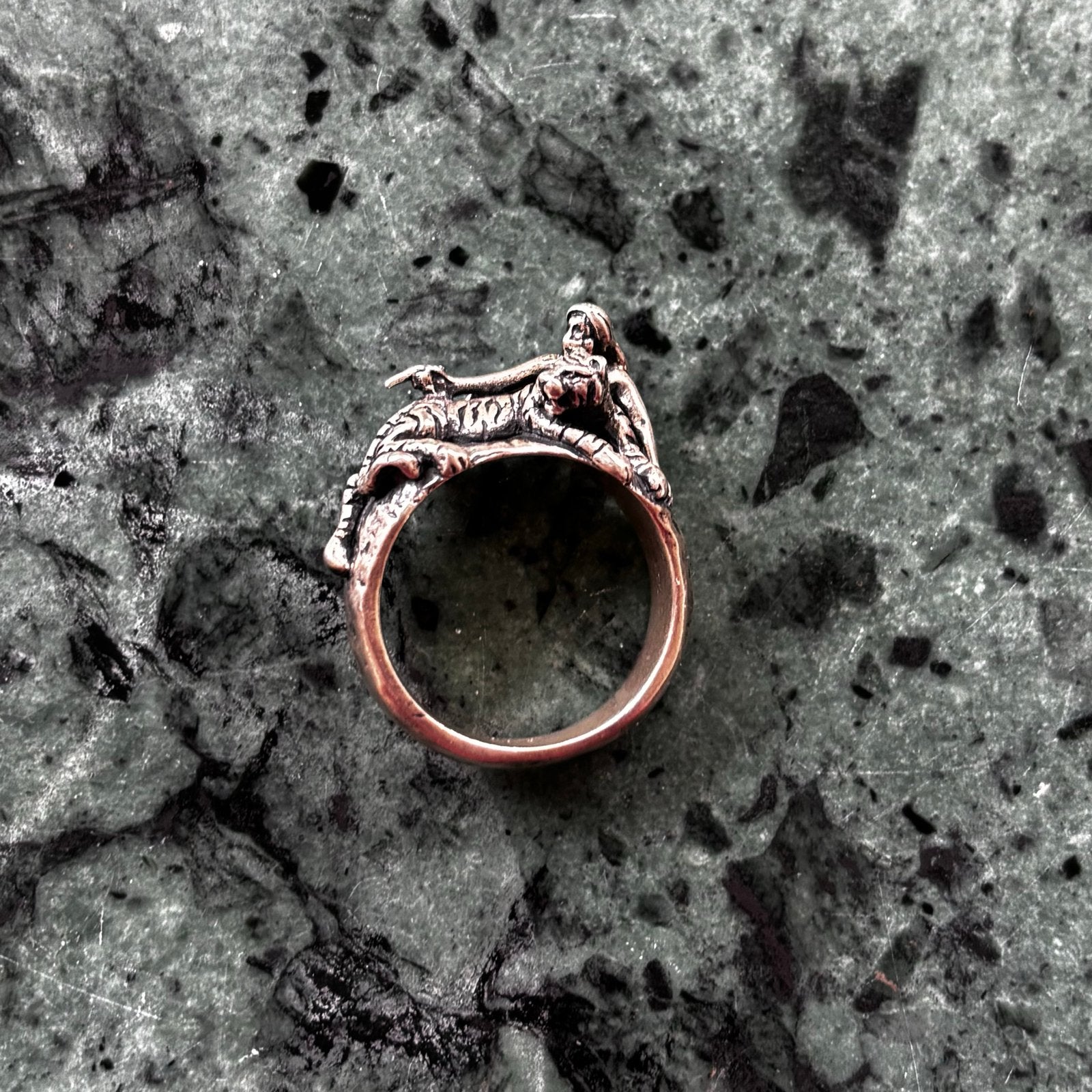 Untold Truth ring met krijger en tijger design, Sieraden, Tassen en Uiterlijk, Ringen, 18 tot 19, Nieuw, Ophalen of Verzenden