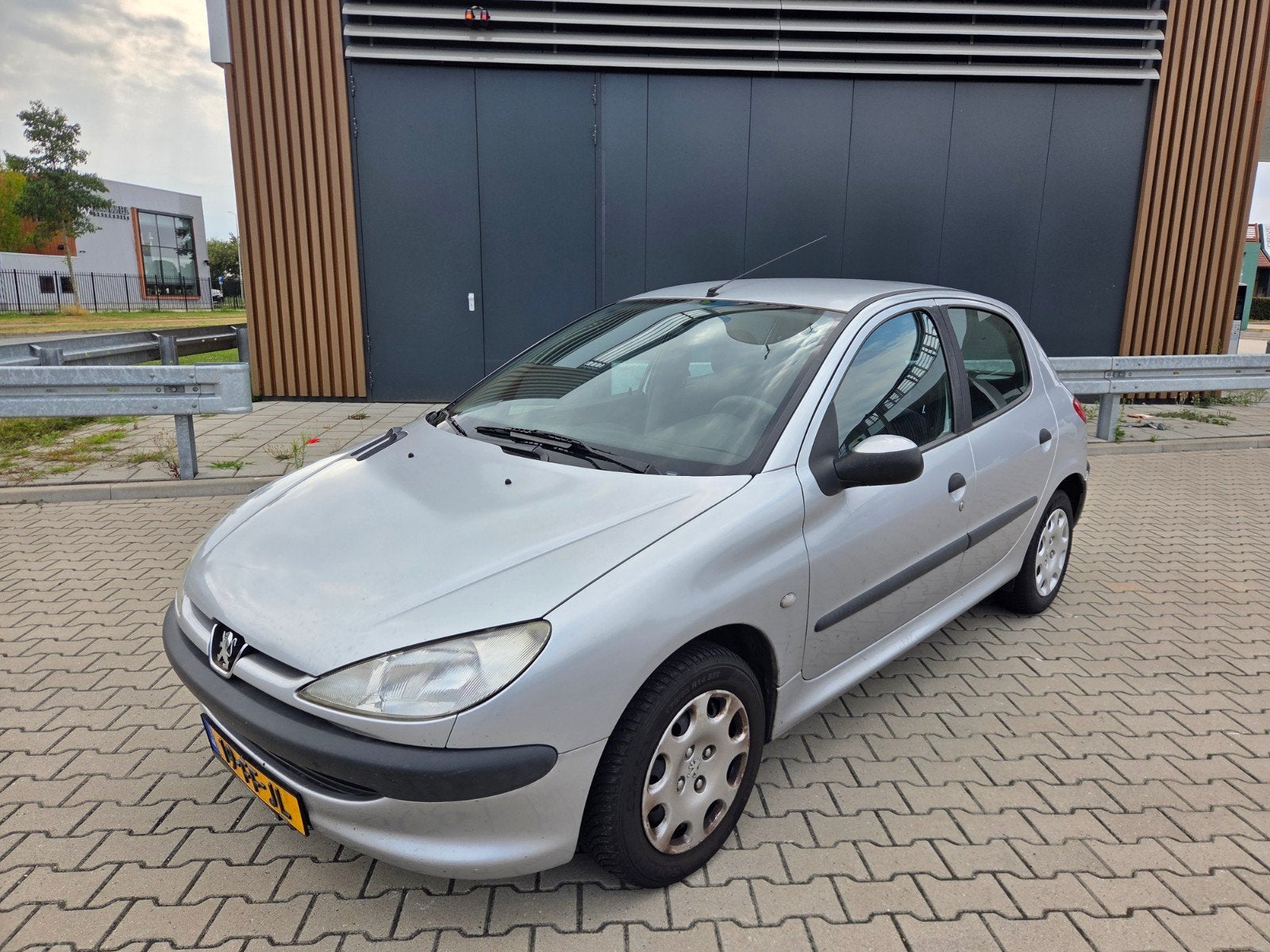 Peugeot 206 1.6 XT 5D 2000 Grijs, Auto's, Voorwielaandrijving, 40 €/maand, 4 cilinders, Handgeschakeld
