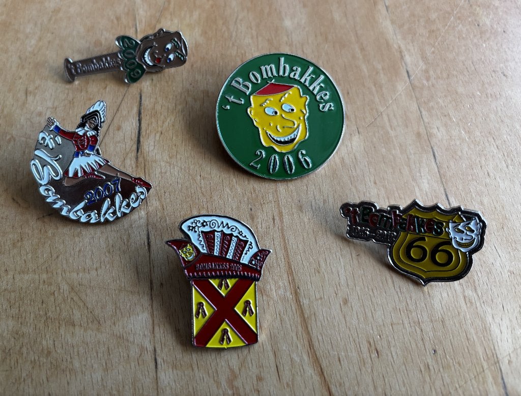 pins carnaval Bombakkes uit Gennep, Ophalen of Verzenden, Zo goed als nieuw, Overige onderwerpen, Speldje of Pin