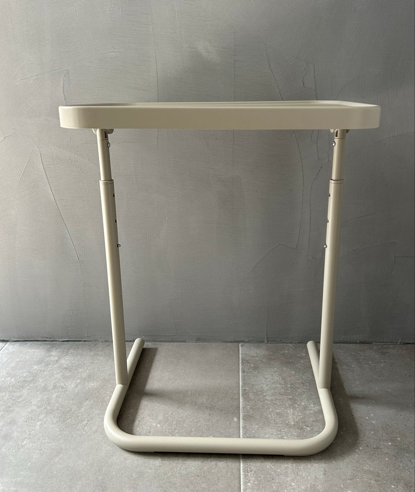 Verstelbare bijzettafel/laptoptafel - Beige ikea, Huis en Inrichting, Tafels | Bijzettafels, Ophalen, Gebruikt, Metaal of Aluminium