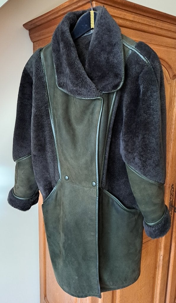 Mooie groene mantel in daim, Kleding | Dames, Ophalen, Zo goed als nieuw, Maat 38/40 (M), Groen