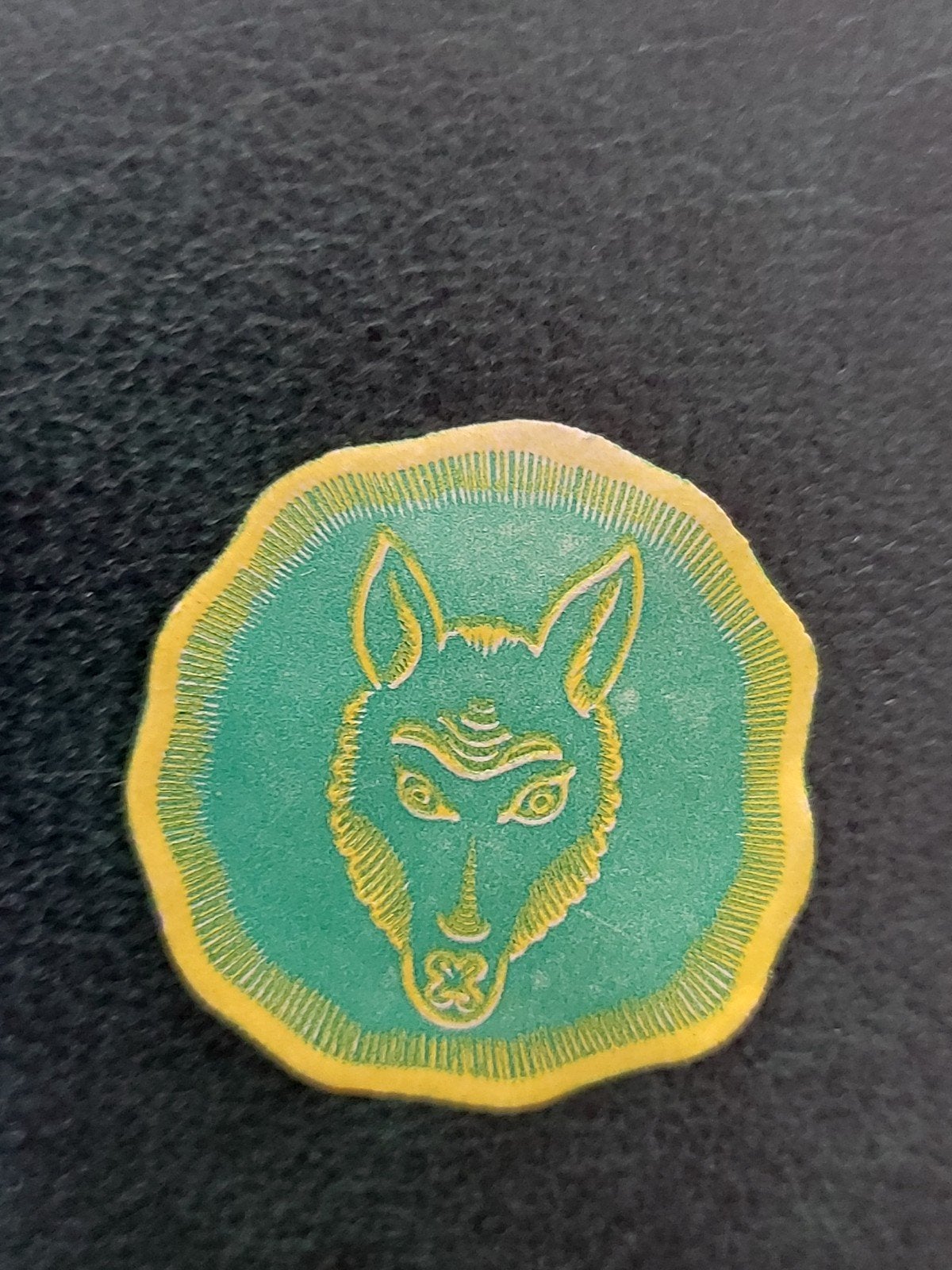 Sluitzegel Scouting Wolvenkop Welpen, Verzamelen, Verzenden, Embleem, Speld of Insigne
