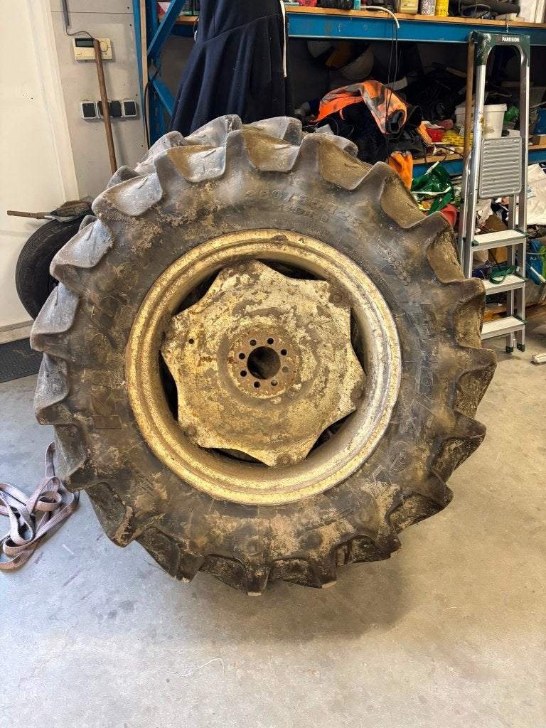 Kleber 380/85 R28 - set 2 met velg - €400, Ophalen