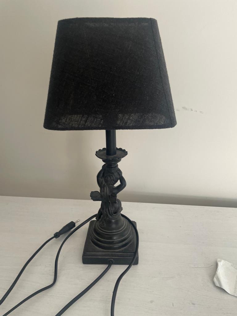 Tafellamp met klassieke cherubijn voet en zwarte kap, Ophalen of Verzenden, Gebruikt, Metaal, 50 tot 75 cm