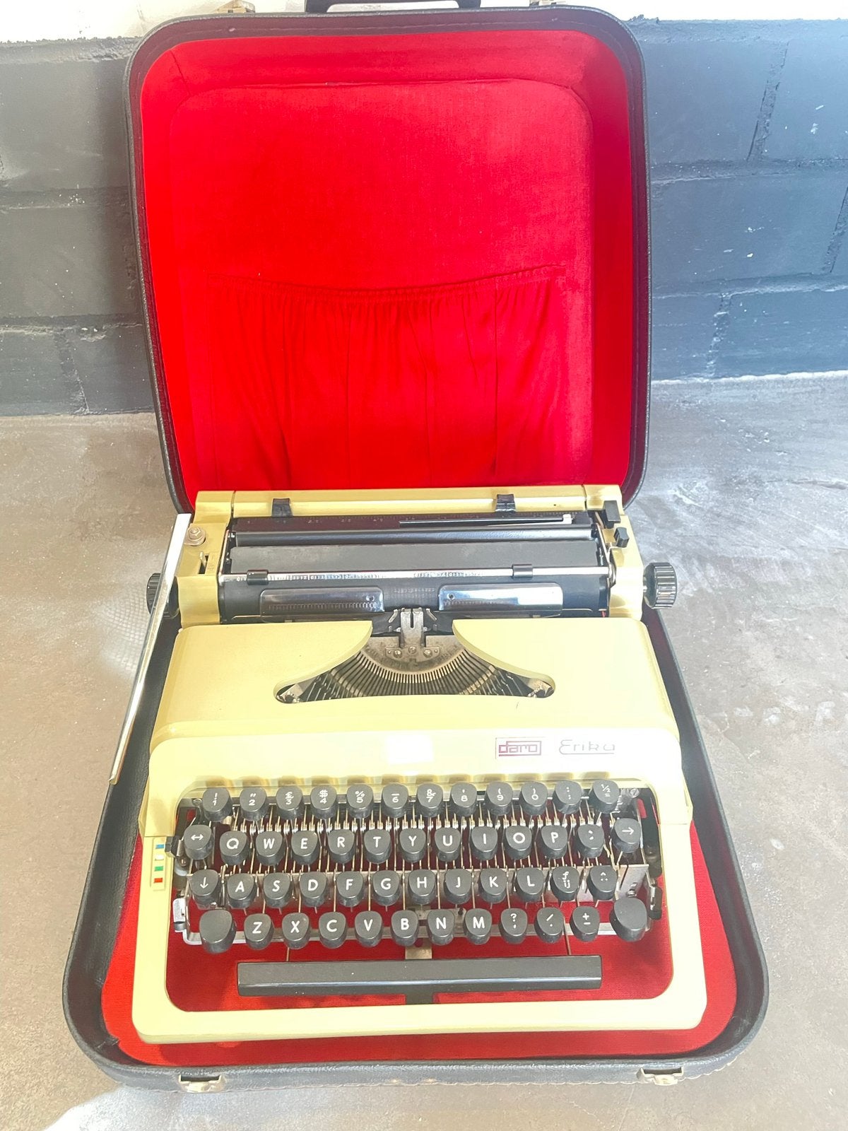 Vintage typemachine Daro Erika met koffer, Diversen, Ophalen of Verzenden, Zo goed als nieuw
