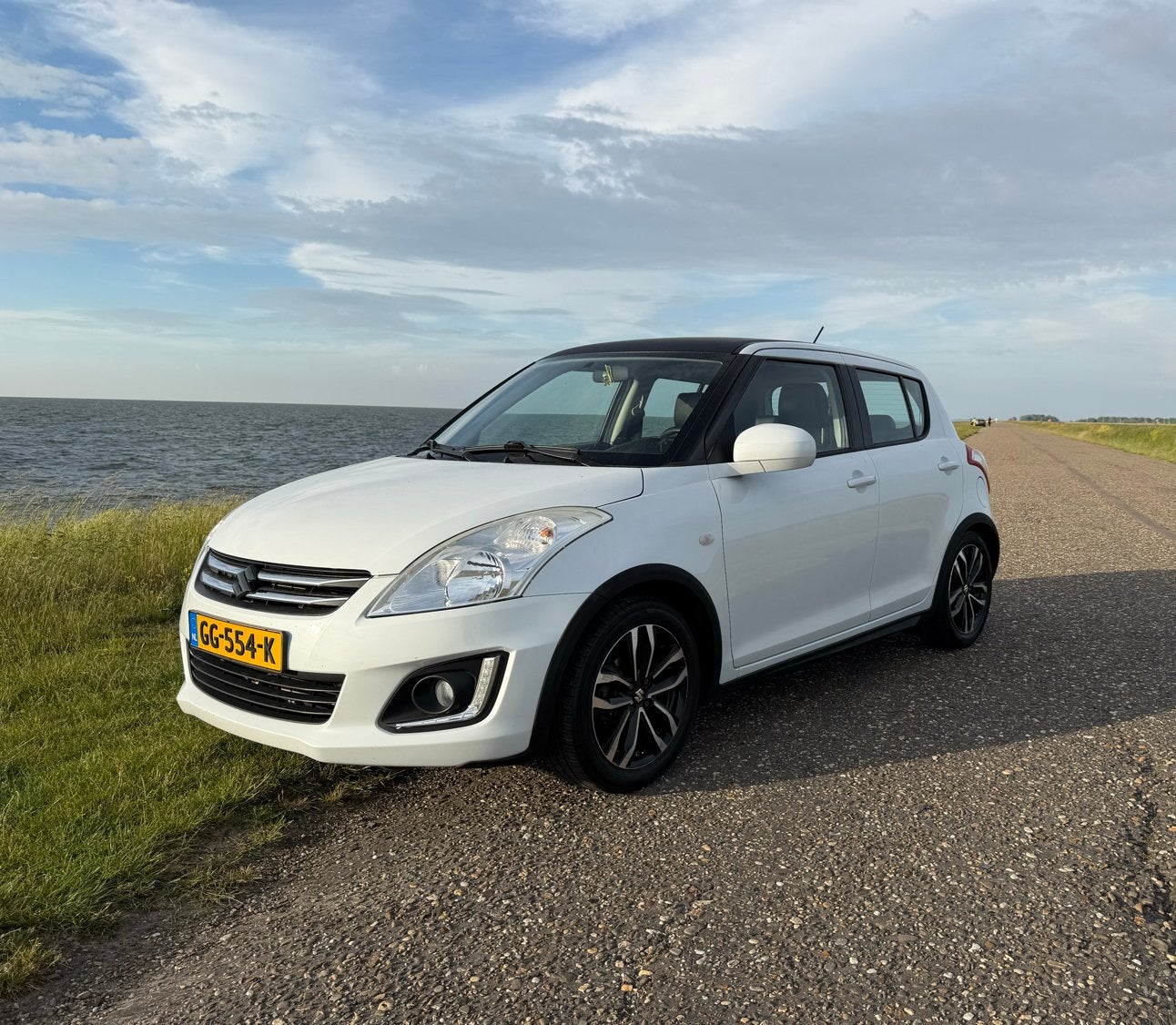 Suzuki Swift 1.2 5D 2015 Wit (CarPlay)(Lage KM), 4 cilinders, 400 kg, Origineel Nederlands, Handgeschakeld