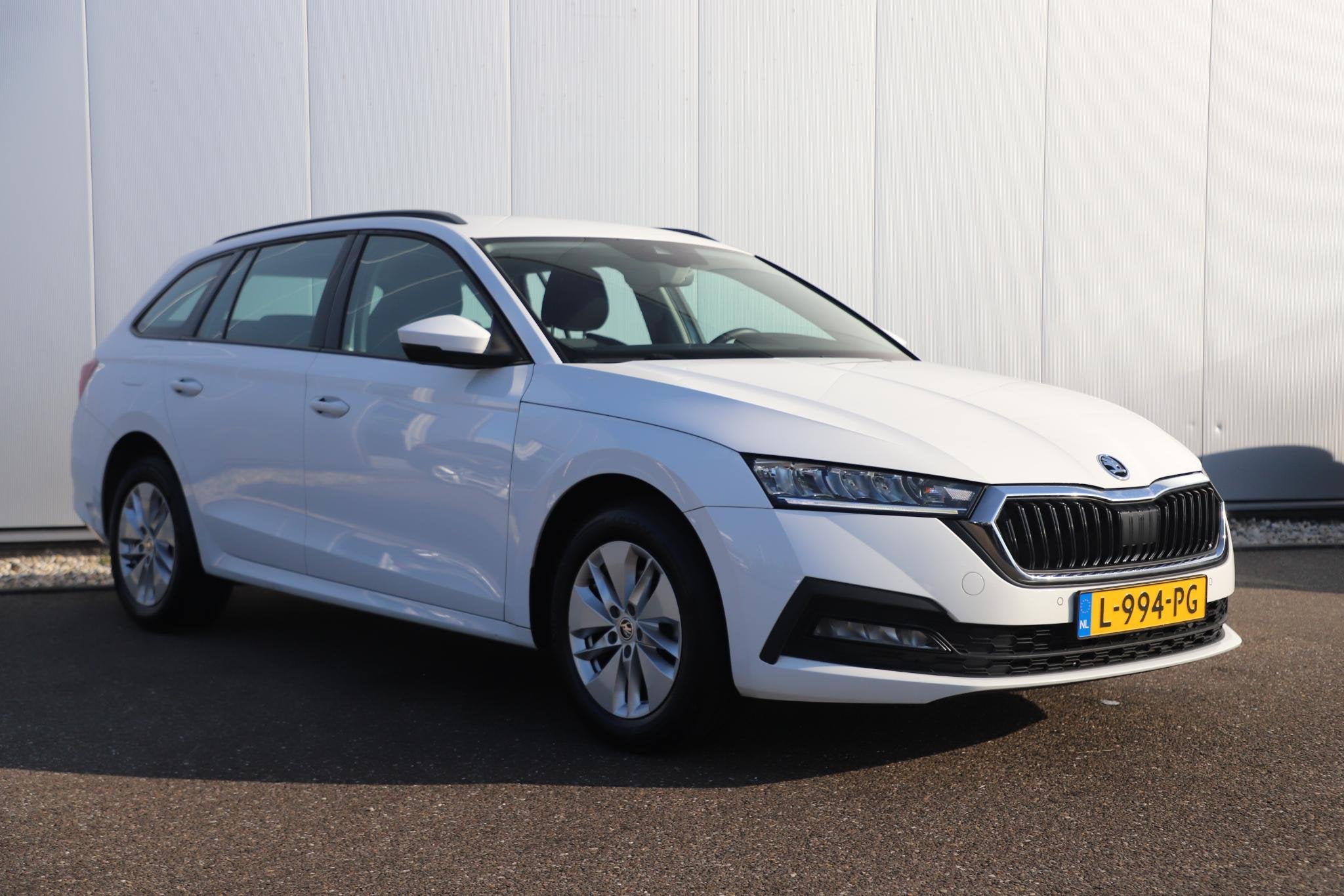 Skoda Octavia Combi 1.0 e-TSI Business Edition 110PK Automaa, Auto's, Stof, Gebruikt, Met garantie (alle), Wit