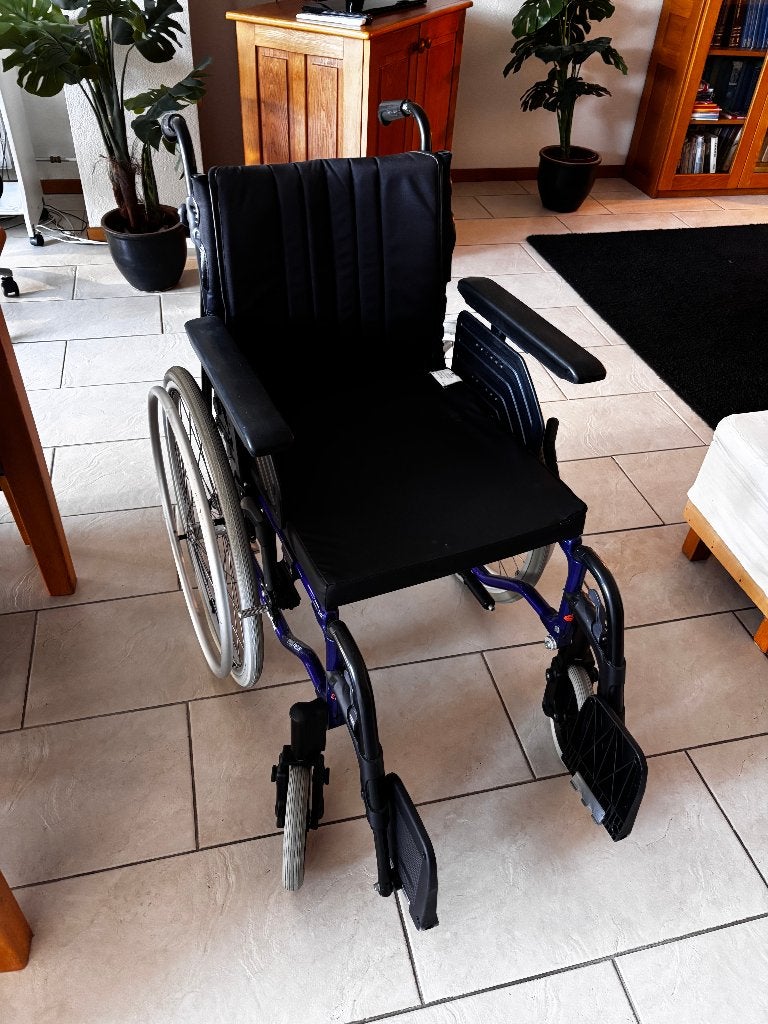Invacare rolstoel opvouwbaar | Blauw/Zwart | z.g.a. nieuw, Ophalen, Inklapbaar, Zo goed als nieuw, Duwrolstoel