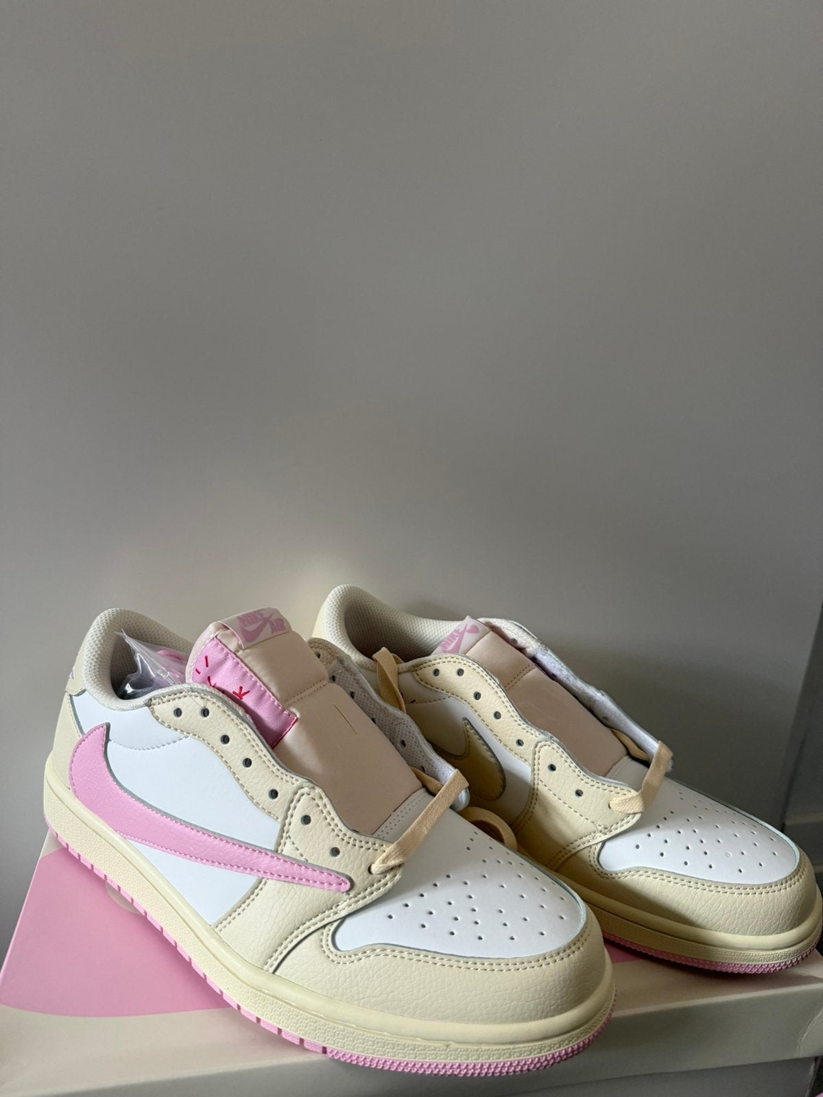 Jordan 1 x Travis Scott maat 43, Ophalen of Verzenden, Zo goed als nieuw