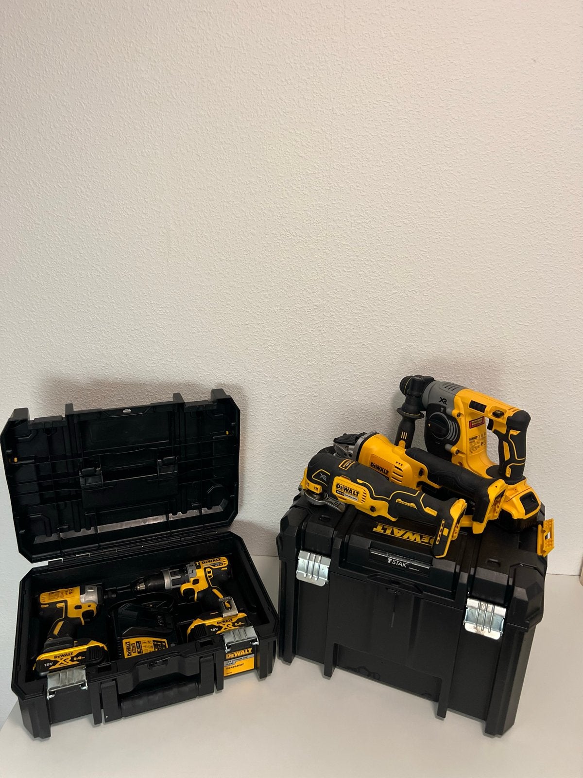DeWalt XR 18V Gereedschapset met Koffers en Accu's, Ophalen, 600 watt of meer, Klopboormechanisme, Zo goed als nieuw