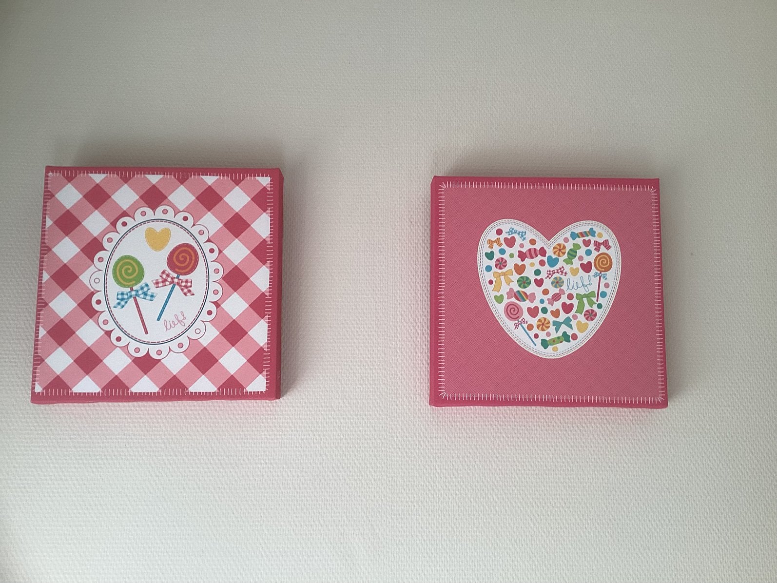 2 leuke roze schilderijtjes met lolly's en hartjes van”Lief”, Ophalen of Verzenden