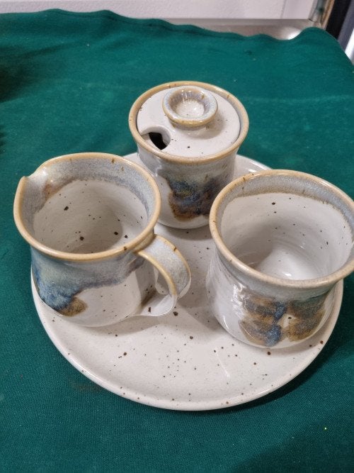 set rustiek suiker melk bord en mok gemerkt PA, Ophalen of Verzenden, 'T Olde Gre-j, Info@toldegrej.nl, Endepoelstraat 20f Didam