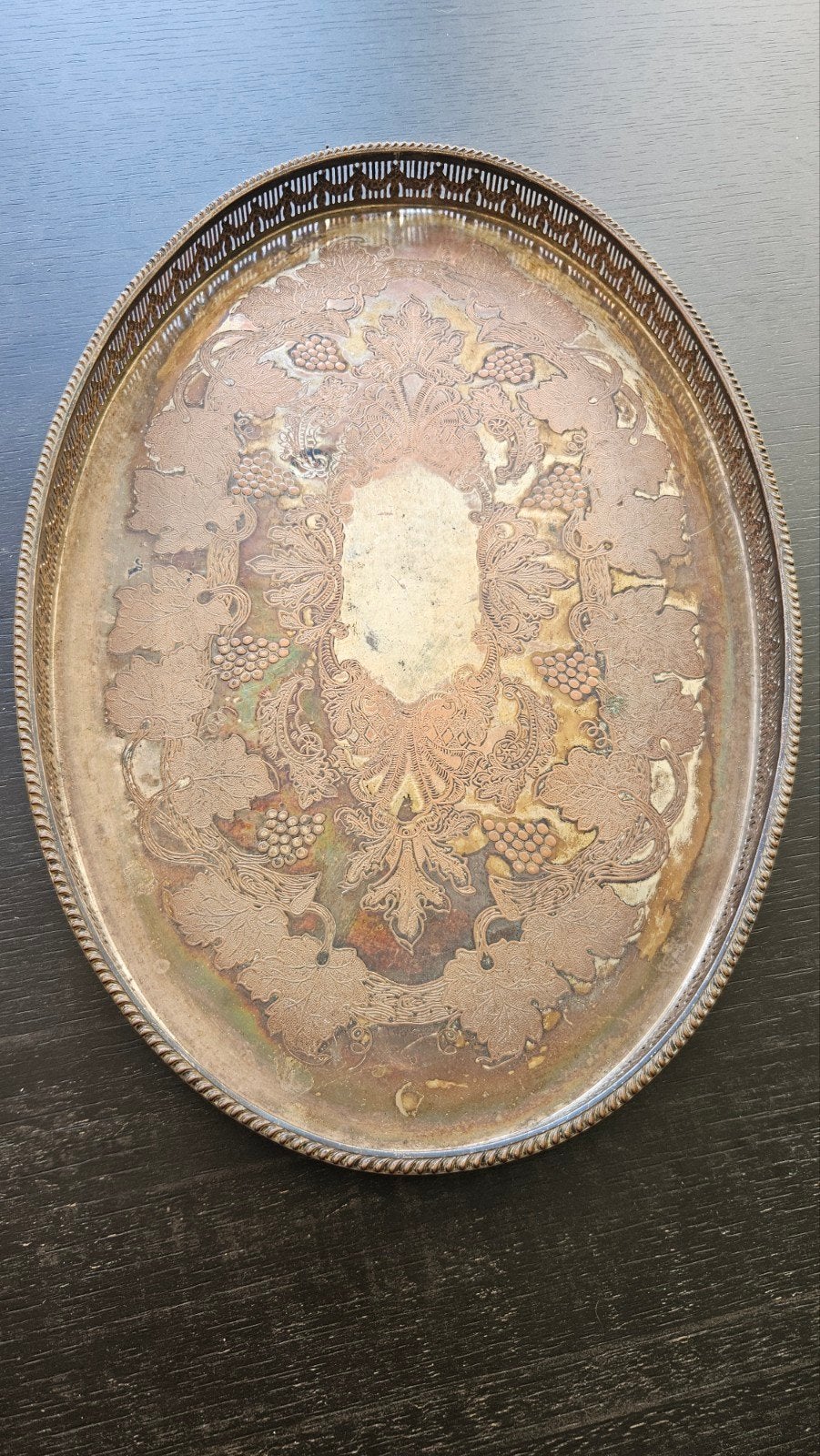 Ovaal Viners of Sheffield dienblad met het iconische "Grapev, Ophalen of Verzenden, Zilver