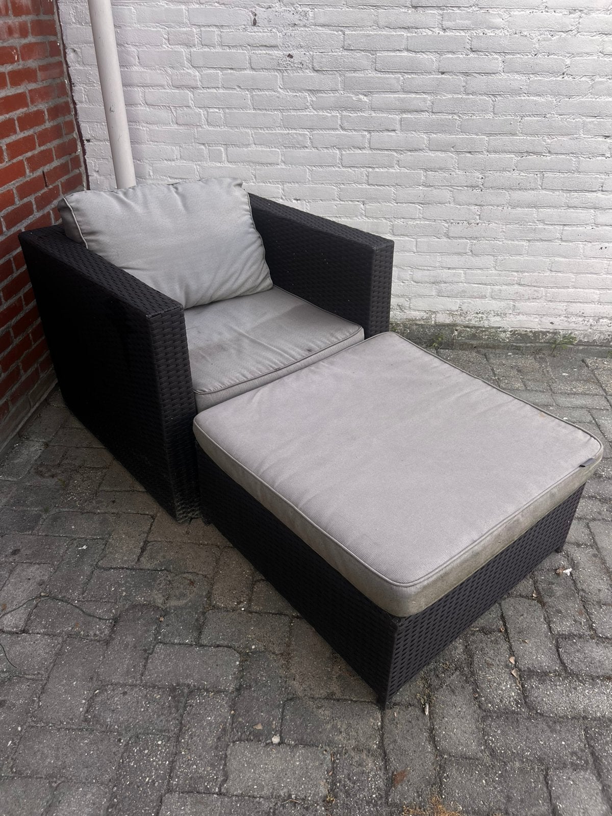 Wicker tuinstoel met hocker, Tuin en Terras, Tuinsets en Loungesets, Hocker, Zo goed als nieuw, Wicker, Ophalen