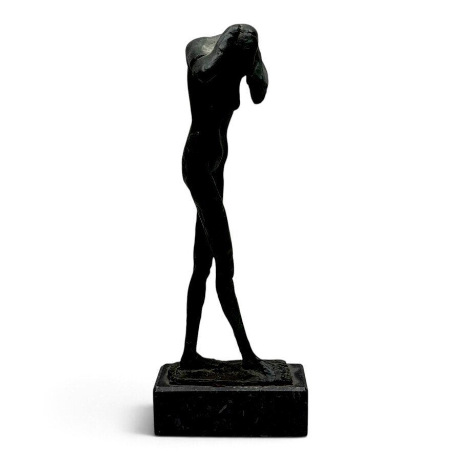 Bronzen vrouwfiguur, monogram WB, 1/3