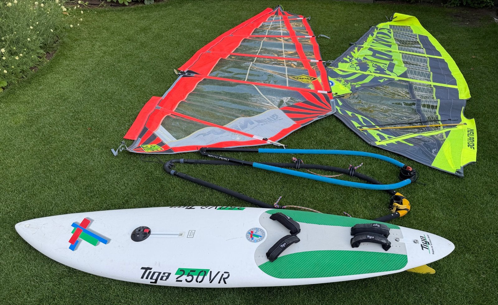 Complete windsurfset Tiga 250VR met 2 zeilen (5.5m² en 4.5m², Watersport en Boten, Windsurfen, Ophalen, 250 tot 300 cm, Gebruikt