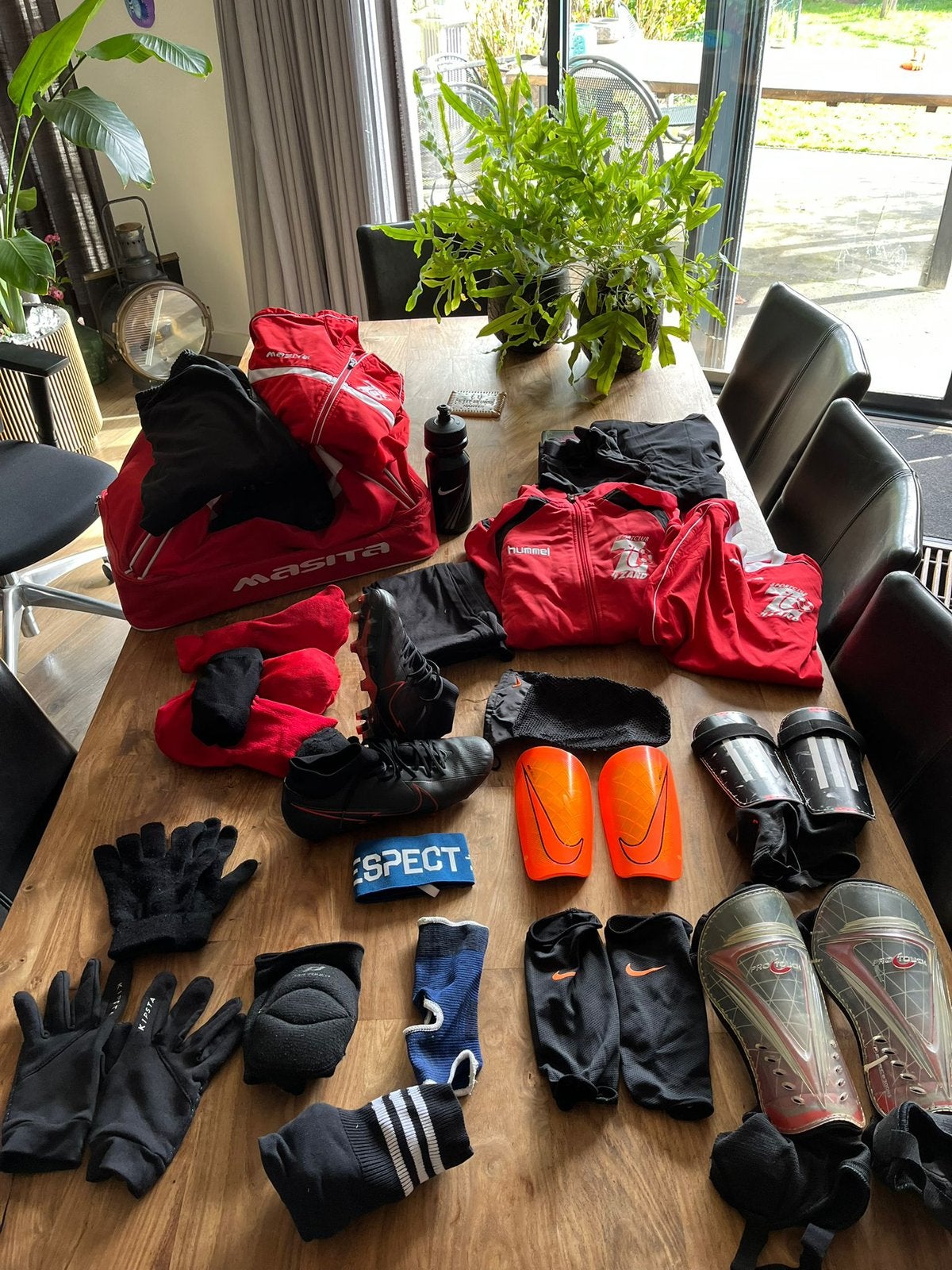 Voetbalkleding incl tas en accessoires, Ophalen, Gebruikt